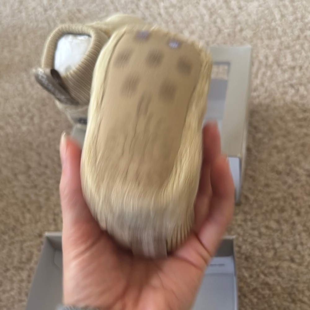 UGG Baby Beige Slippers in Box - Picture 4 of 6
